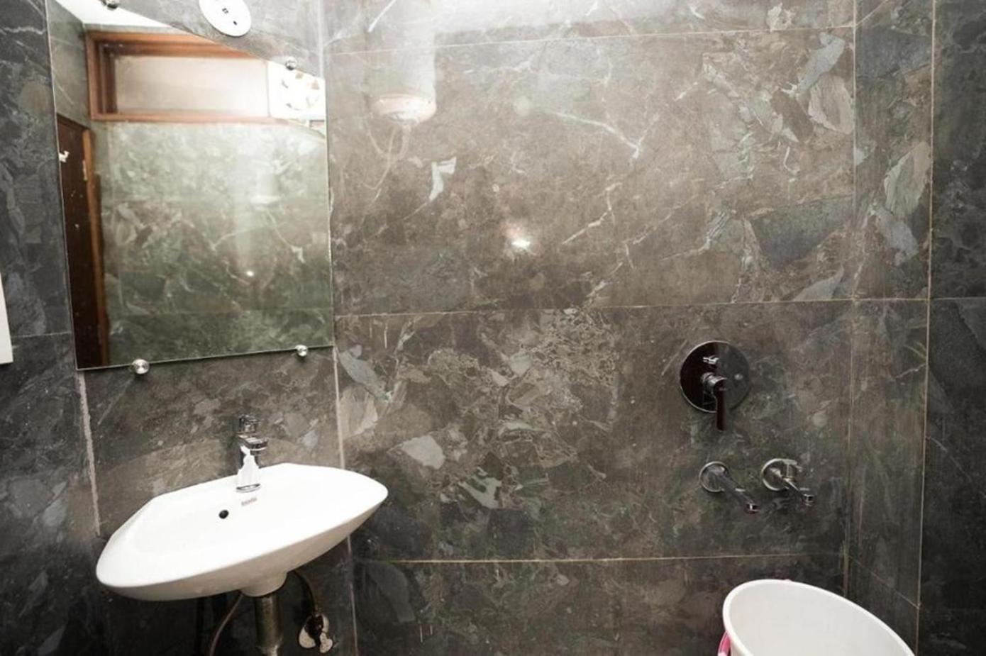 Hotel Diamond 10 Mints Walking From Nizamuddin Railway Station New Delhi