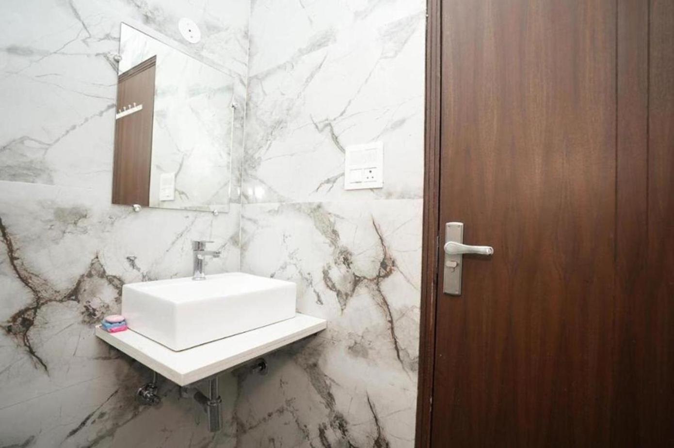 Diamond 10 Mints Walking From Nizamuddin Railway Station New Delhi