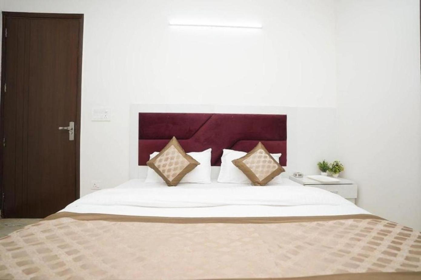 Diamond 10 Mints Walking From Nizamuddin Railway Station Hotel New Delhi